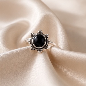 Anillo de Piedra Preciosa de Ónix Negro Natural en Plata de Ley 925 |   Joyería Artesanal de Diseño - Product Image 1