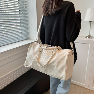 Bolsa Deportiva Personalizada con Patrón de Cocodrilo Rosa, Bolsa de Viaje para Mujer, Correa Ajustable, Cierre de Cremallera, Bolso de Gimnasio - Product Image 3