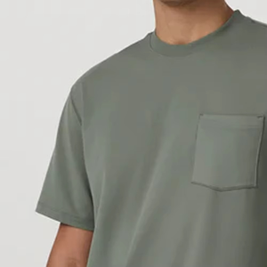 Camiseta Urbana Olive Pocket para Hombre con Logotipo Personalizado en el Pecho, Corte Relajado, Estilo Urbano Premium para Uso Diario, Manga Corta - Product Image 5