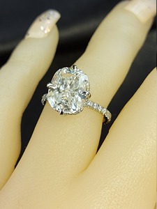Bague de fiançailles en or blanc avec diamant ovale de 5 carats, style classique, pour femme, diamant naturel certifié GIA. - Product Image 1