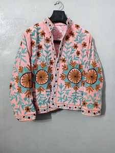 Veste Suzani en velours rose faite à la main, artisanat intemporel et couleurs éclatantes, style bohème, broderie florale, manteau tendance pour femme - Product Image 3