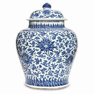 Jarrón de Lujo con Esmalte Blanco y Líneas Azules, Jarrón Grande Tipo Ginger Jar para Mesa de Hotel, Arreglo Floral Moderno con Tapa - Product Image 5