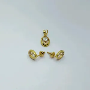 Ensemble pendentif et boucles d'oreilles solitaires en or 22 carats avec diamant rond, design minimaliste classique, bijoux fins pour femmes - Product Image 1