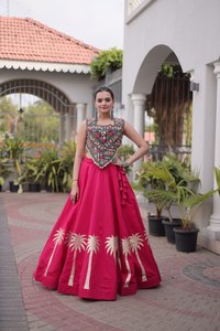 TENNECY Nuevo Lehenga Choli Tradicional Especial para Navratri, en tela romana con bordado Kutchi Gamthi y encaje Codi. - Product Image 2