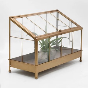 Terrario clásico de metal dorado, ideal para regalo y para amantes de la decoración del hogar, con un estilo atemporal, hecho a mano en India. - Product Image 4