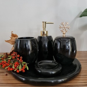 Juego de baño de lujo de seis piezas de resina negra con detalles de copos de nieve dorados, forma redonda, fácil de limpiar. - Product Image 4