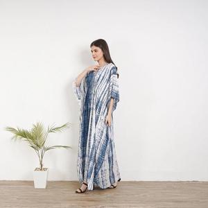 Vestido Kaftán Estampado Azul y Blanco para Mujer, Corte Holgado, Cuello en V, Maxi Kaftán, Traje de Playa, Ropa de Resort - Product Image 5