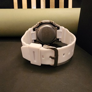 Reloj de Lujo con Esfera Redonda y Diamantes de Moissanita, con la Mitad de los Diamantes Engastados y Correa de Goma de DOPE JEWELLS - Product Image 4