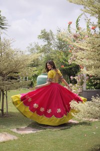 Lehenga choli romano completamente cosido con bordado Kutchi Gamthi y encaje con espejos, perfecto para la colección Navratri. - Product Image 4