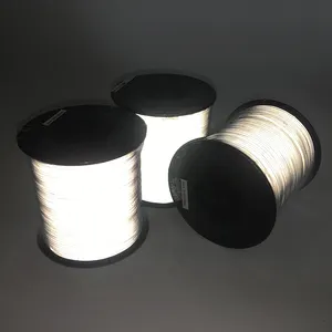Fabriek Hot Verkoop Zilver Grijs Reflecterende Draad Voor Het Weven Van Dubbele Zijden Reflecterende Garen Voor Borduurwerk