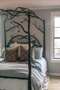 Cama con Dosel de Hierro Inspirada en la Naturaleza, Fabricada a Mano con un Estructural de Ramas Forjadas, Diseño Escultural de Muebles Metálicos para Dormitorio - Product Image 2