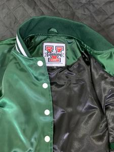 Chaqueta Corta Varsity Personalizada al por Mayor para Mujer, Chaqueta de Primavera Verde Dartmouth, Satén, Resistente al Viento, Reversible, Transpirable - Product Image 3