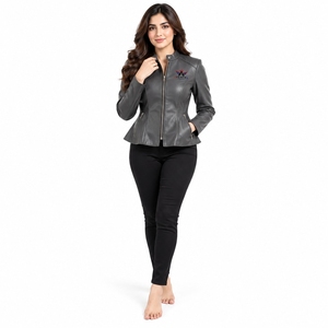 Chaqueta de cuero moderna para mujer, hecha con material duradero y ajuste cómodo, que ofrece un acabado suave y costuras impecables. - Product Image 1
