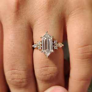 Bague de fiançailles en or massif 14 carats pour femme, sertie de trois pierres de laboratoire de forme hexagonale allongée de 3,01 carats, idéale pour un cadeau de promesse de mariage. - Product Image 5