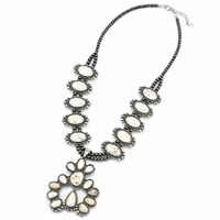 Collier artisanal en turquoise blanche motif fleur de squash, style bohème western, bijou statement pour cowgirl du sud-ouest