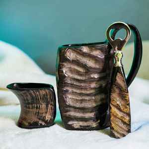Jarra Vikinga Hecha a Mano con Cuerno de Búfalo Natural, con Copa de Cuerno Corta y Abridor de Botellas Funcional - Product Image 3
