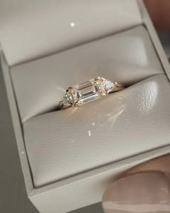 Bague de fiançailles en diamant de laboratoire à trois pierres, or 14 carats, taille émeraude, pierres latérales en forme de poire, bague de mariage et d'anniversaire de luxe pour mariée - Product Image 1