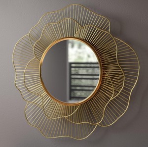 Espejo de Estilo Veneciano Clásico con Elementos de Vidrio Biselado Hechos a Mano y Detalles Decorativos Sofisticados - Product Image 1
