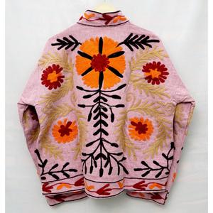 Chaqueta Varsity Rosa con Cuello Mandarín, Bordado Floral a Mano, de Algodón, Manga Larga, Secado Rápido, Transpirable y Ecológica - Product Image 6