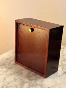 Reloj de Escritorio de Madera Optimum Citizen Square con Números Romanos, Movimiento de Cuarzo, Diseño Tradicional, Funciona con Batería - Product Image 5