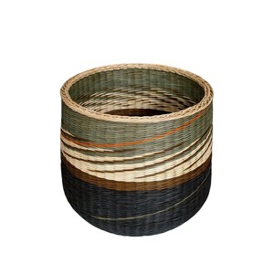 Cesta decorativa de ratán hecha a mano, contenedor de almacenamiento tejido de dos tonos, ecológico y natural para decoración y organización del hogar. - Product Image 2