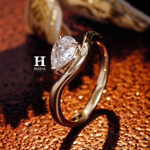 Anillo de compromiso de oro amarillo de 14K personalizado con diamante de corte pera cultivado en laboratorio, anillo de diamante con forma de pera de diseño cruzado, anillo único con diseño fluido - Product Image 6