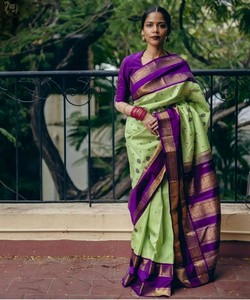 Sari de Seda Verde Claro con Borde Morado, Vestido de Boda Tradicional Indio, Estilo Banarasi, Largo hasta el Suelo, para Mujer - Product Image 1