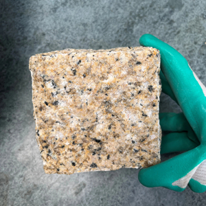 Panel de Pared de Granito Amarillo Natural para Revestimiento de Fachadas Exteriores, Piedra Decorativa Impermeable en Relieve para Paredes de Salas de Estar - Product Image 1