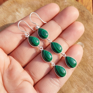 Boucles d'oreilles minimalistes bohèmes en malachite triple goutte d'eau, faites à la main, finition laiton argenté, bijoux de mode pour soirée - Product Image 6