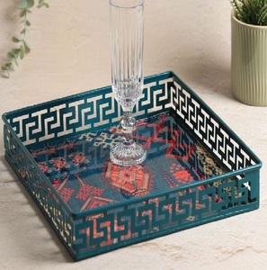 Plateau décoratif en métal avec base en verre floral, plateau rectangulaire en métal de luxe pour servir, plateau de décoration pour la maison en métal et verre personnalisé - Product Image 6