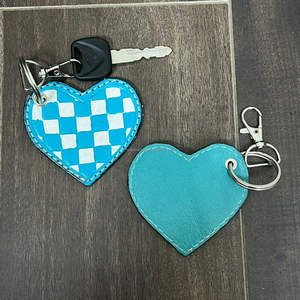 Porte-clés tendance personnalisé à motif à carreaux turquoise et blanc, porte-clés en cuir façonné à la main en forme de cœur pour cadeaux et accessoires - Product Image 6