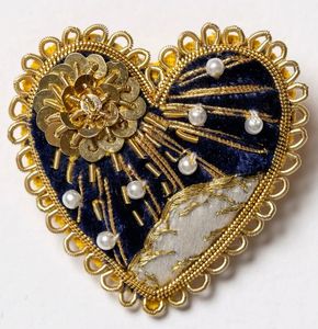 Broche florale brodée artisanale avec perles, cristaux et breloques - Product Image 3