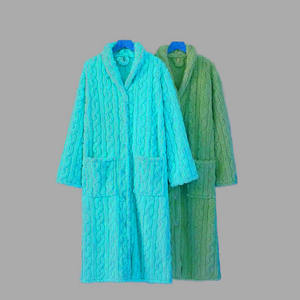 Peignoir Relax Fit avec logo brodé, peignoir en coton de qualité supérieure pour le spa, le bien-être et le confort intérieur - Product Image 3