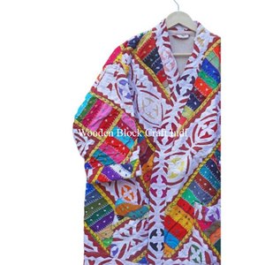 Robe kimono vintage et confortable en tissu ajouré, faite à la main avec patchwork et broderie, style ethnique bohème pour femme, pièce unique. - Product Image 2
