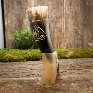 Jarra de Cuerno Vikinga Grabada a Mano y Personalizada, Hecha con Cuerno Genuino de Búfalo y Vaca, para Cerveza y Hidromiel - Product Image 4