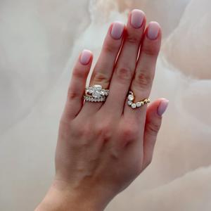 Anillos de compromiso de diamantes cultivados en laboratorio con corte cojín, oro de 14K, 6 quilates, 5 piedras engastadas, acento ovalado, anillos nupciales multigema, venta al por mayor - Product Image 6