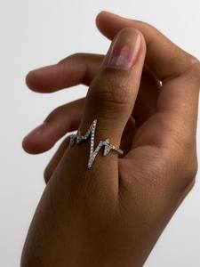 แหวนเพชรเลี้ยงในห้องปฏิบัติการทรงกลม ดีไซน์รูปหัวใจ วงแหวนลายเส้นชีพจรทองคำแท้ 14k สำหรับผู้หญิง ของขวัญสุดหรูสำหรับคนรัก - Product Image 4