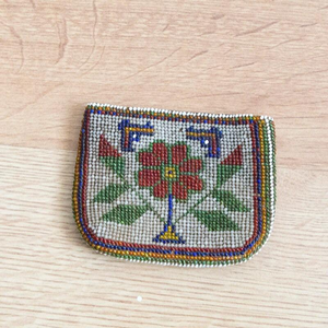 Porte-monnaie artisanal perlé avec anneau détachable pour ranger l'argent et les cartes lors des matchs sportifs - Product Image 3