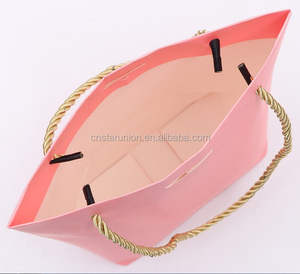 Bolsa de Papel para Regalos y Dulces con Laminado Brillante Rosa Personalizado, Estilo Moderno, con Asa de Listón, Producto de Embalaje en Oferta - Product Image 3