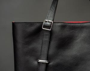 Sac fourre-tout tendance en cuir pleine fleur véritable avec fermeture éclair, détails boutonnés, sangle réglable et amovible, quincaillerie en acier inoxydable, grand format pour la plage - Product Image 4