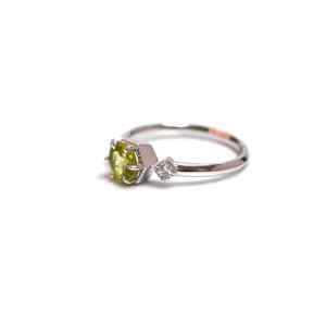 Anillo de Compromiso de Peridoto Natural de Lujo en Plata de Ley 925 con Baño de Oro Blanco y Engaste de Garras con Elegante Peridoto Verde - Product Image 5