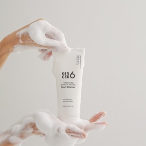 Espuma limpiadora diaria vegana, orgánica y botánica con agua de jengibre, ácido hialurónico y esencia de hierbas para pieles propensas al acné y sensibles. - Product Image 3