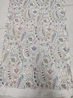 Coton naturel tricoté et brodé avec un motif Paisley, matière de base pour veste ethnique, lehenga ou abaya pour femme.