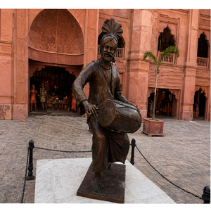 Estatua de Fibra con Aspecto Metálico de la Cultura Punjabi, Estatua de Baile Punjabi, Chico Bhangra con Dhol de Fibra, Fabricante de Estatuas Sardar - Product Image 1
