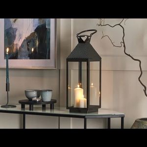 Lanterne à bougie décorative suspendue en métal avec un design de cadre élégant, parfaite pour rehausser l'éclairage ambiant de la maison, du jardin et du patio. - Product Image 2