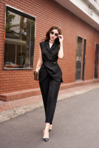 Chemisier de bureau structuré sans manches pour femme, style gilet peplum, avec revers cranté et taille découpée, noir CELESTINE - Product Image 2