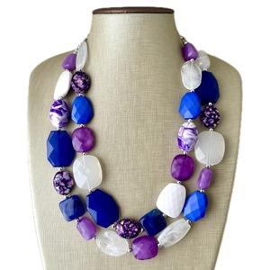 Collier tendance en résine fait main au design attrayant - Product Image 2