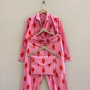 Hermoso Conjunto de Pijama de Algodón con Estampado de Langosta Hecho a Mano, Ropa de Dormir de Lujo - Product Image 1