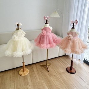 Robe de princesse en tulle pour filles, avec col halter, détails floraux à la taille et jupe étagée moelleuse, idéale pour les fêtes (vente en gros) - Product Image 1