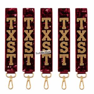 Porte-clés en tissu pailleté TXST avec accessoires dorés – Cadeau tendance - Product Image 5